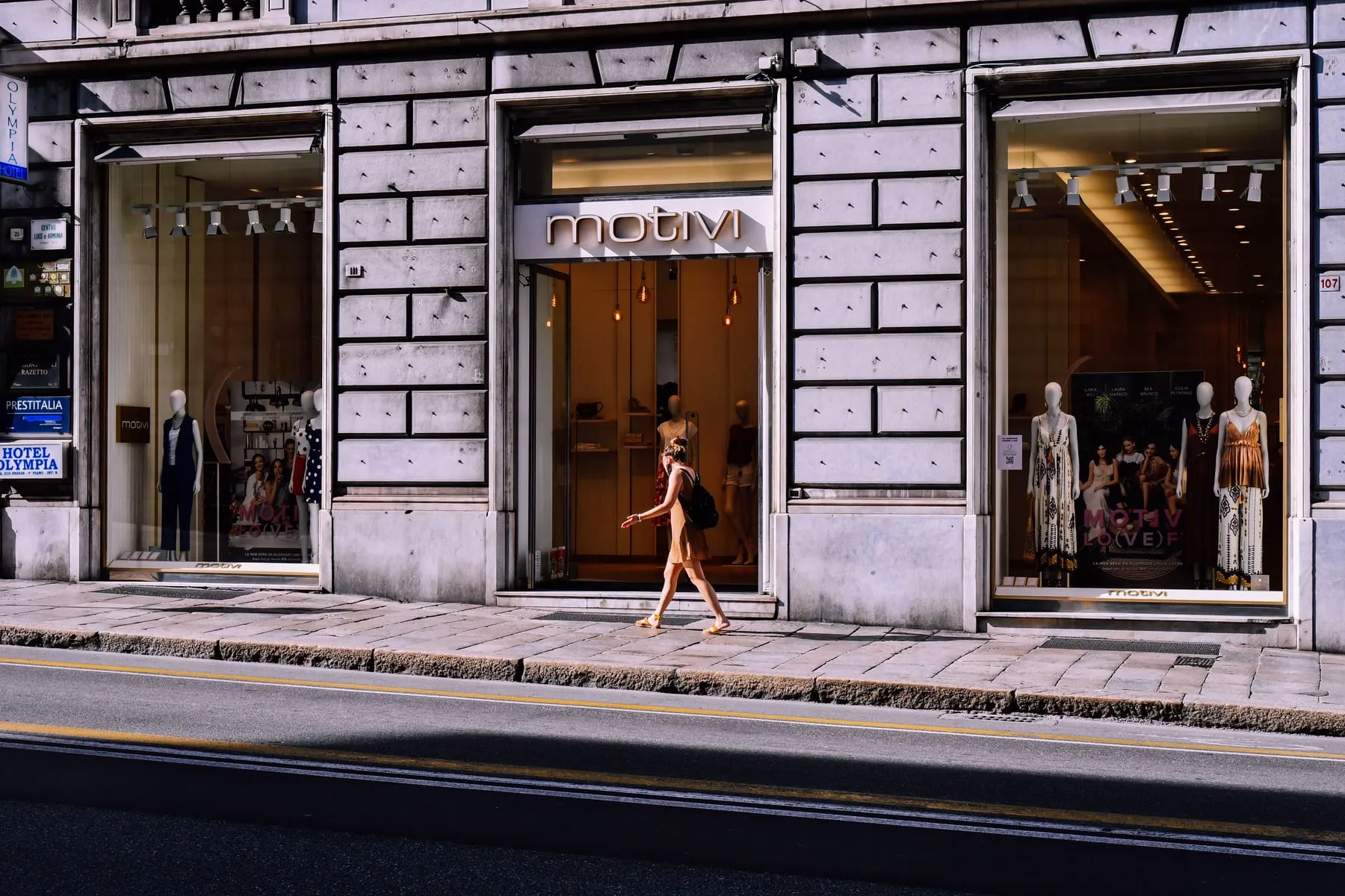A shopping street with storefronts and awnings — Shopping Chauffeur Frankfurt — Outlet & City Transfers
