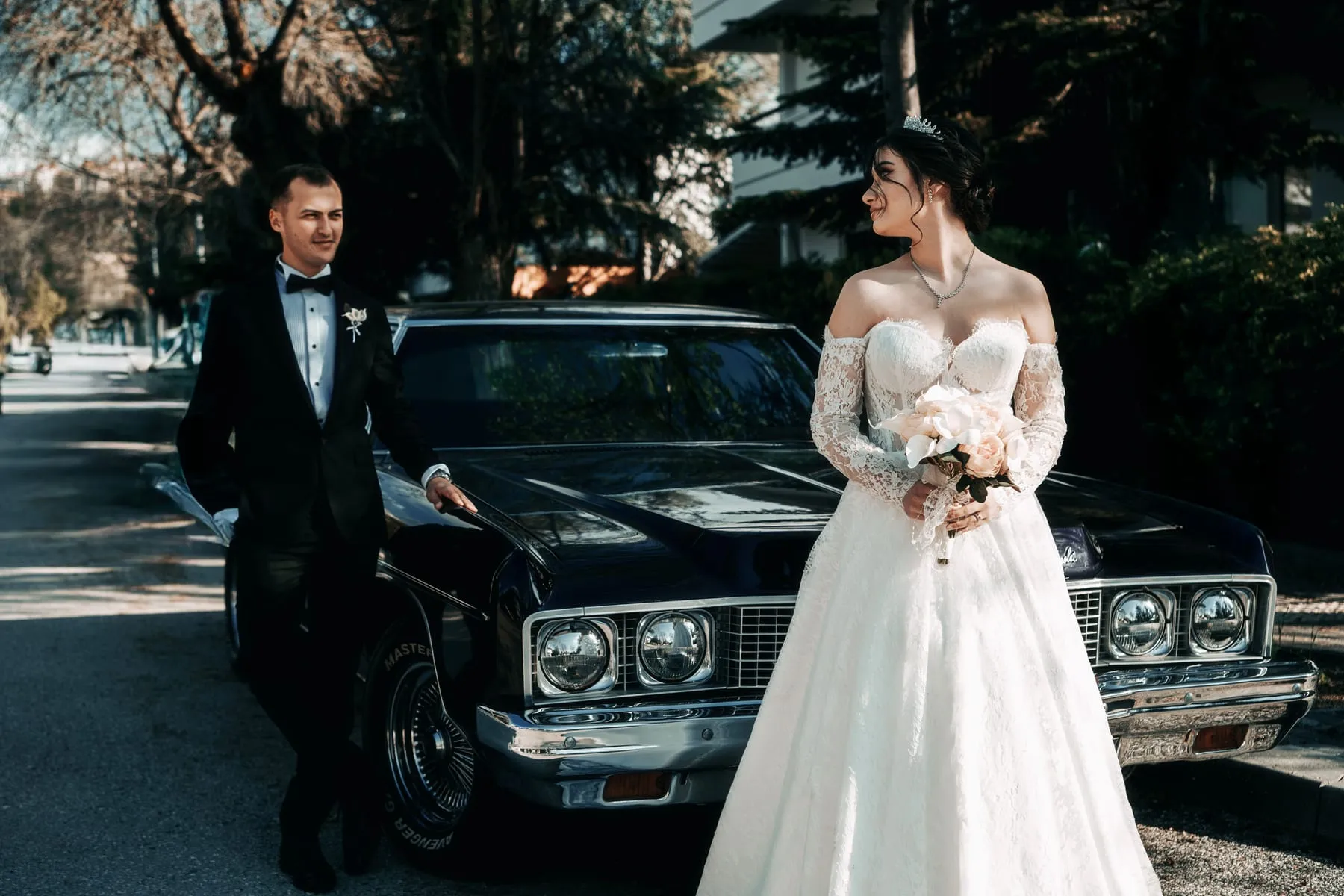 A bride and groom beside a black classic car — Group Transfers, Weddings & Private Trips, Frankfurt